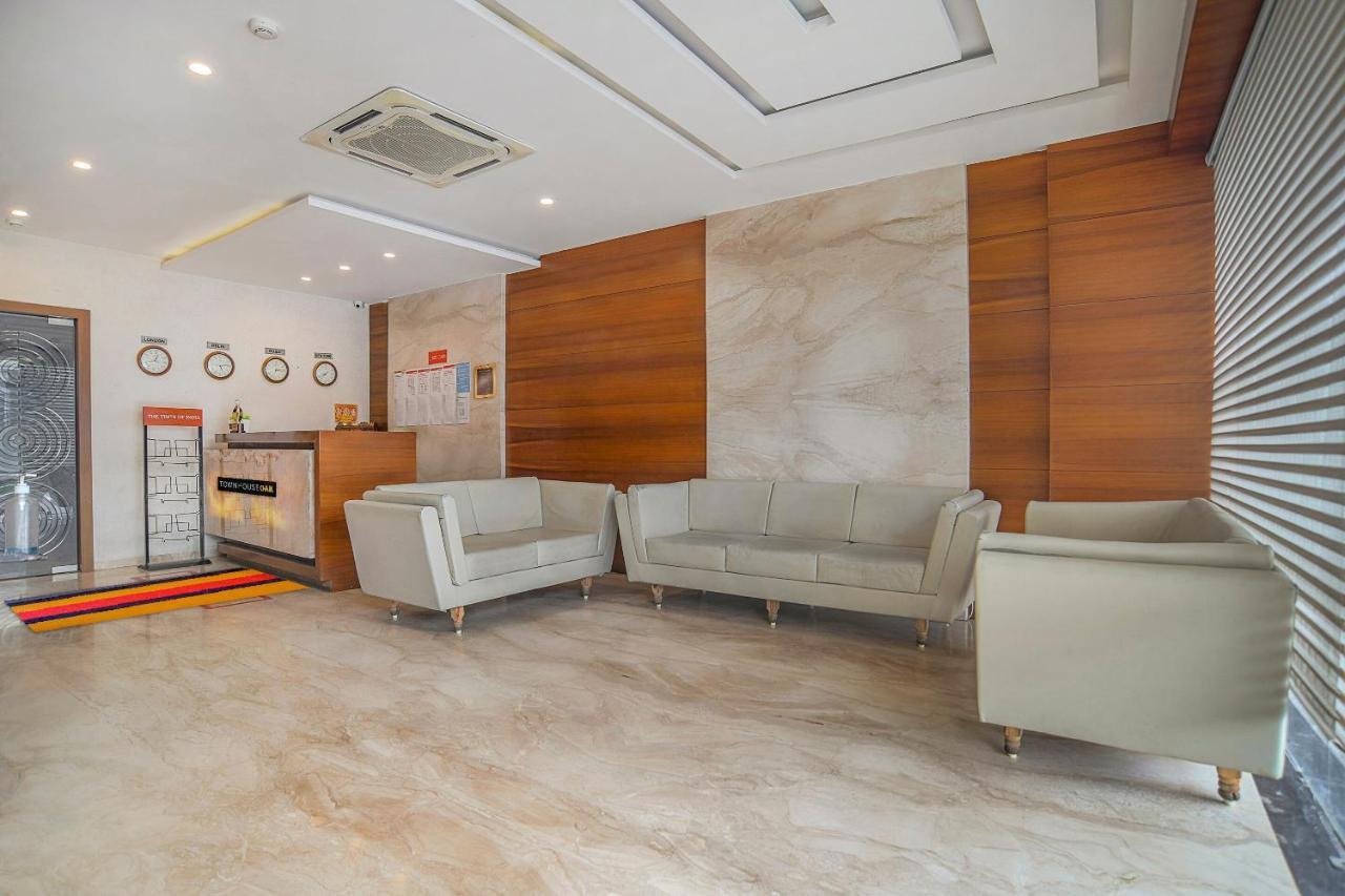 Vaccinated Staff- Townhouse Oak Hotel Silvotel Индаур Экстерьер фото