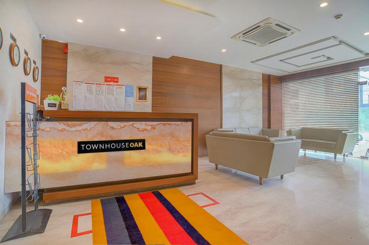Vaccinated Staff- Townhouse Oak Hotel Silvotel Индаур Экстерьер фото