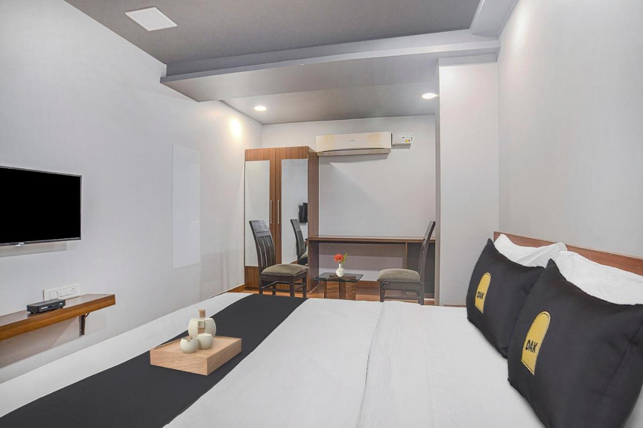 Vaccinated Staff- Townhouse Oak Hotel Silvotel Индаур Экстерьер фото