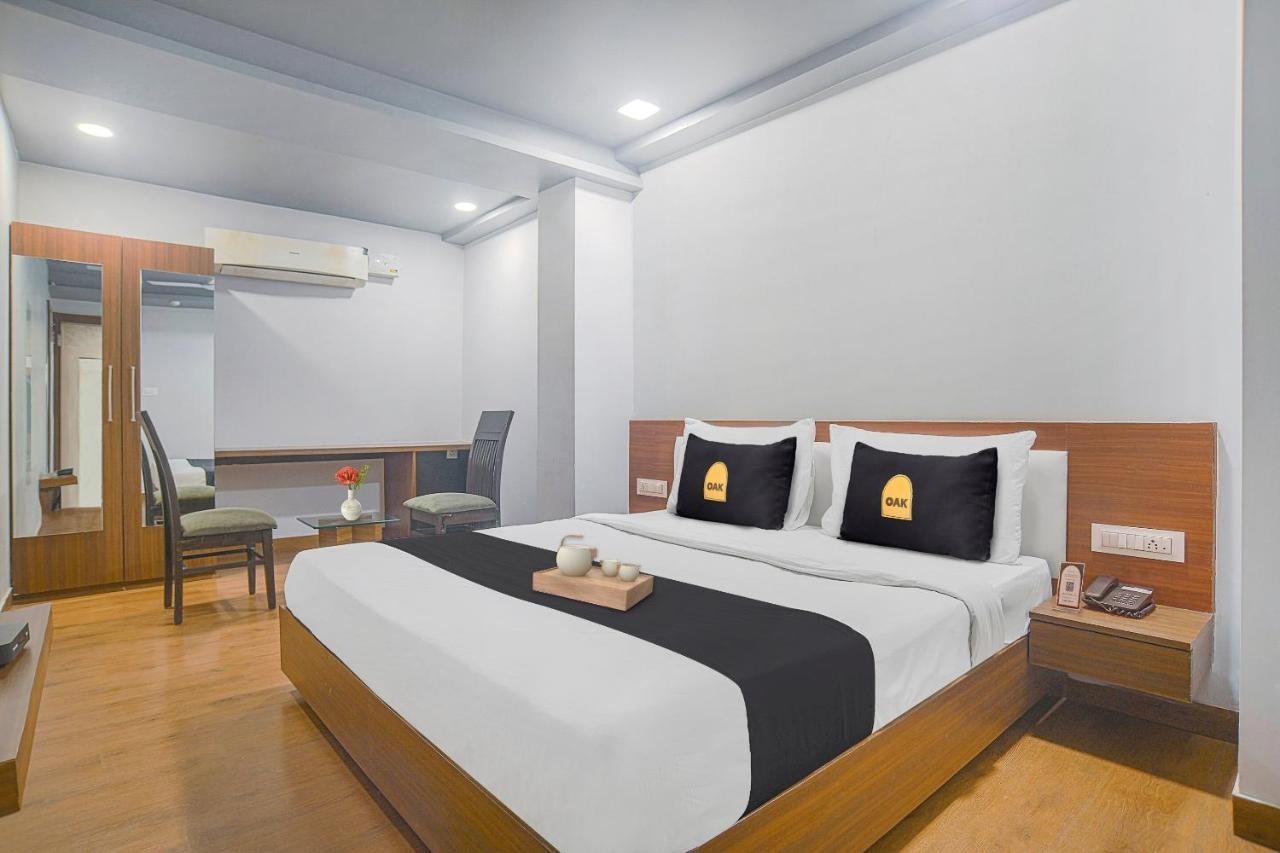 Vaccinated Staff- Townhouse Oak Hotel Silvotel Индаур Экстерьер фото