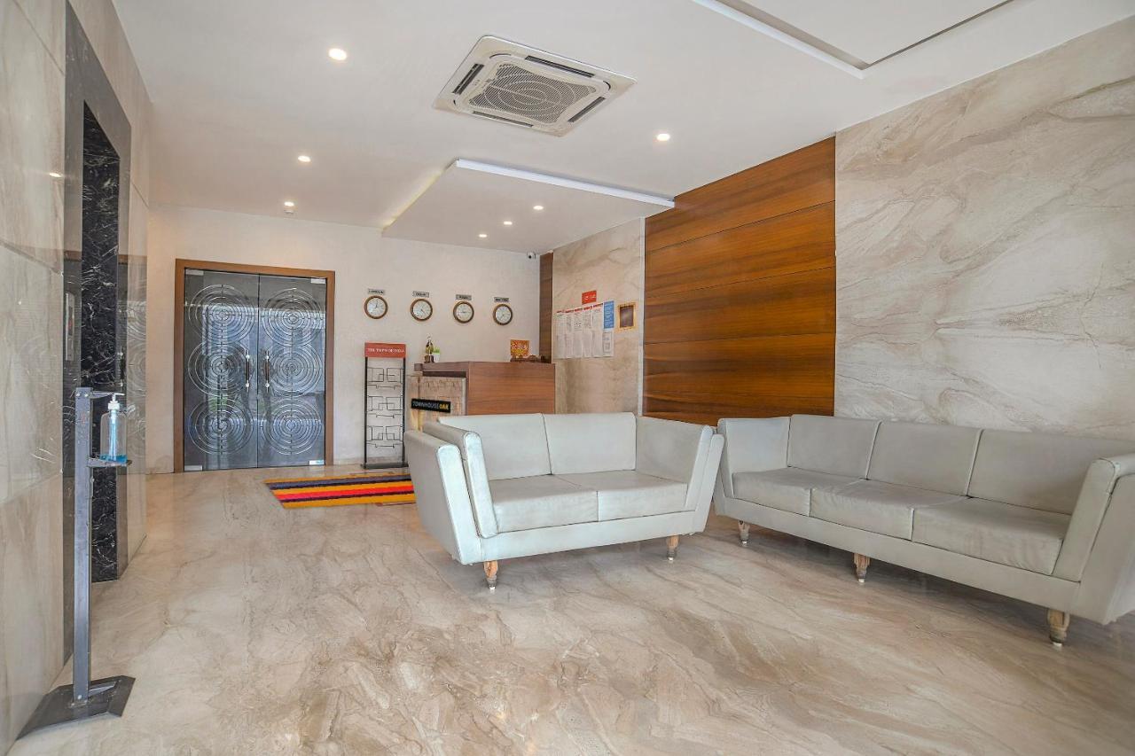 Vaccinated Staff- Townhouse Oak Hotel Silvotel Индаур Экстерьер фото
