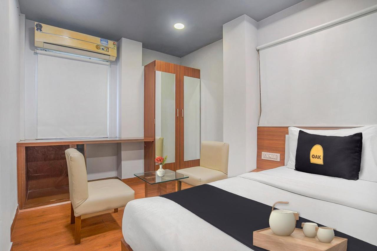 Vaccinated Staff- Townhouse Oak Hotel Silvotel Индаур Экстерьер фото