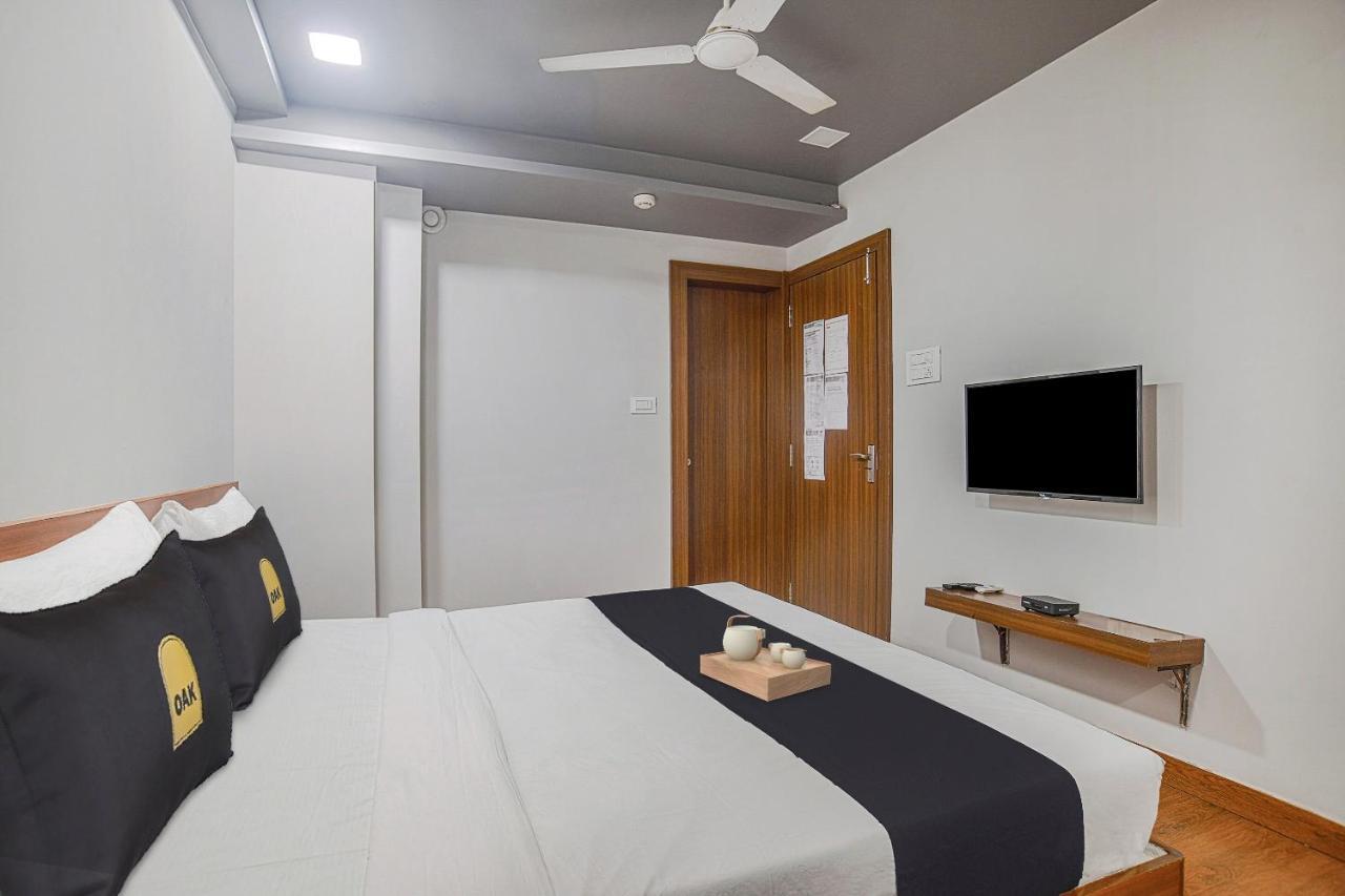 Vaccinated Staff- Townhouse Oak Hotel Silvotel Индаур Экстерьер фото
