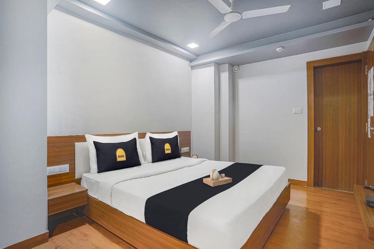 Vaccinated Staff- Townhouse Oak Hotel Silvotel Индаур Экстерьер фото
