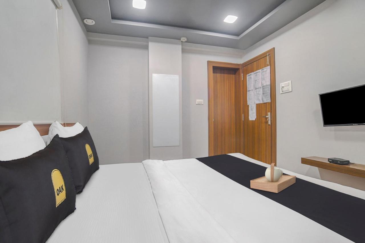 Vaccinated Staff- Townhouse Oak Hotel Silvotel Индаур Экстерьер фото