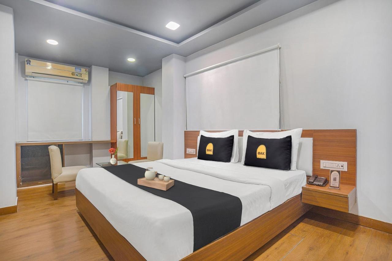 Vaccinated Staff- Townhouse Oak Hotel Silvotel Индаур Экстерьер фото