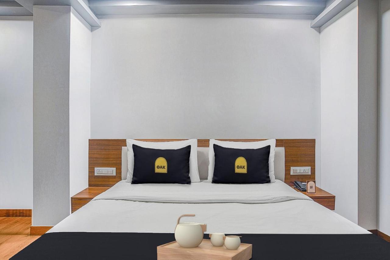 Vaccinated Staff- Townhouse Oak Hotel Silvotel Индаур Экстерьер фото