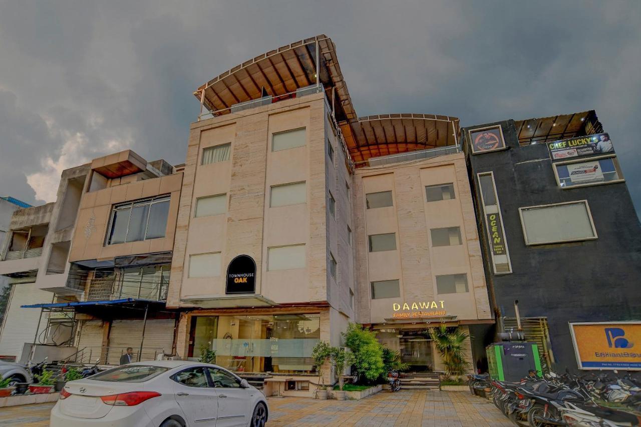 Vaccinated Staff- Townhouse Oak Hotel Silvotel Индаур Экстерьер фото